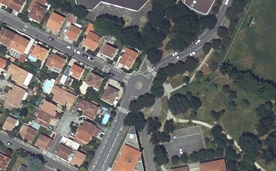 Vue aérienne du Rond-point anonyme n°23241438