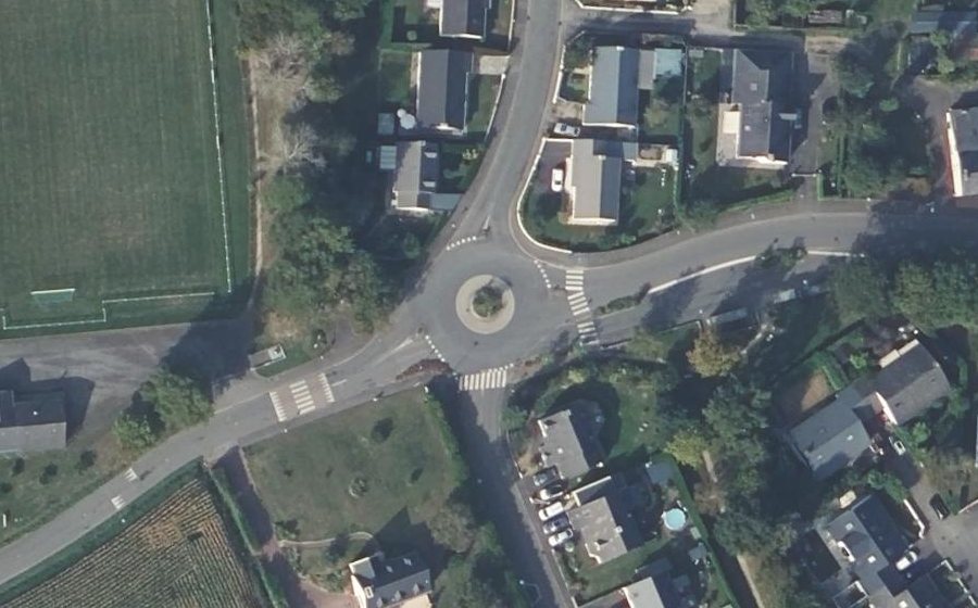 Vue aérienne du Rond-point anonyme n°23241858