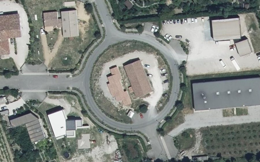 Vue aérienne du Rond-point anonyme n°232443944