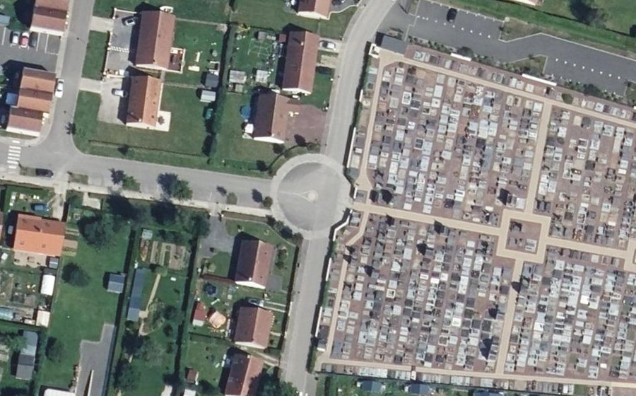 Vue aérienne du Rond-point anonyme n°232468043