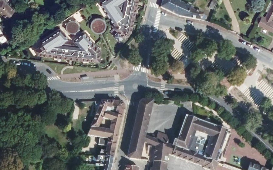 Vue aérienne du Rond-point anonyme n°232480078