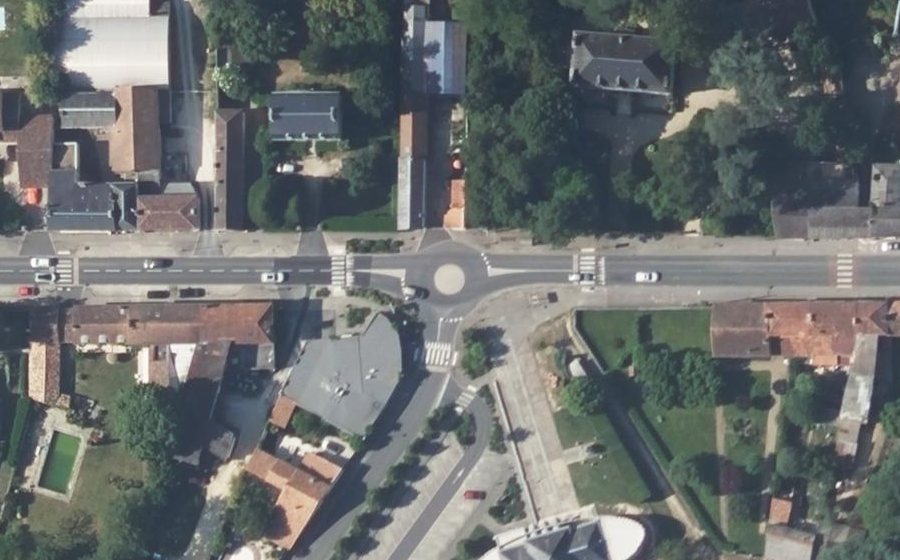 Vue aérienne du Rond-point anonyme n°232540504