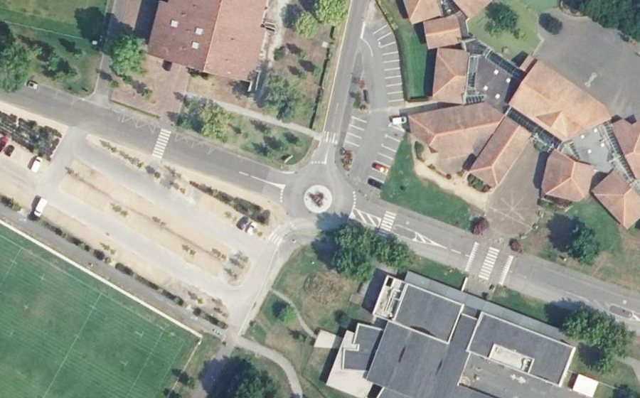 Vue aérienne du Rond-point anonyme n°232550552