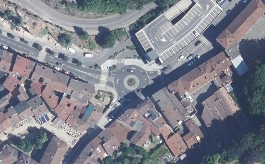 Vue aérienne du Rond-point anonyme n°232639681