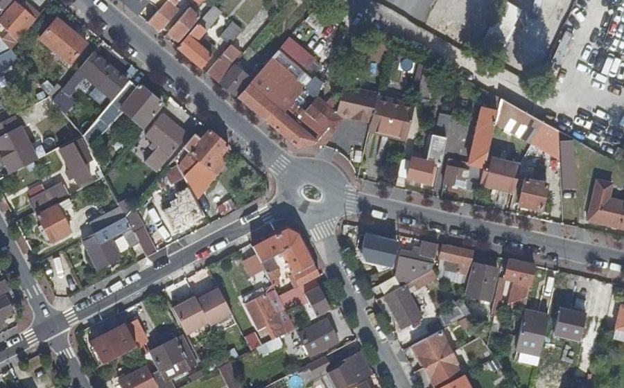 Vue aérienne du Rond-point anonyme n°232663829