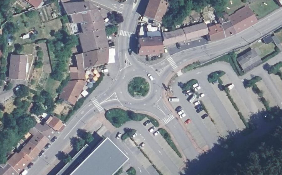 Vue aérienne du Rond-point anonyme n°232664782