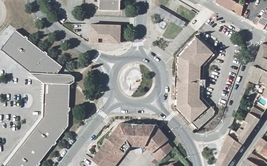 Vue aérienne du Rond-point anonyme n°232684188