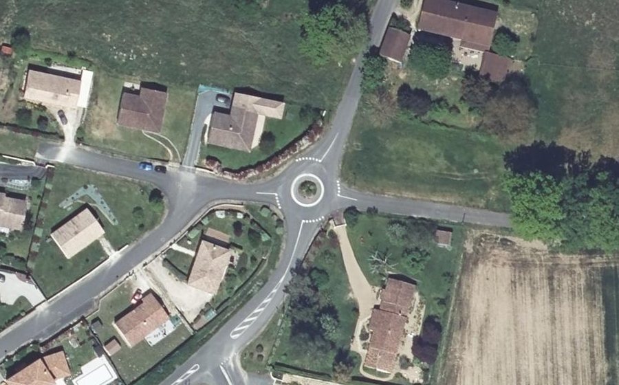 Vue aérienne du Rond-point anonyme n°232756210