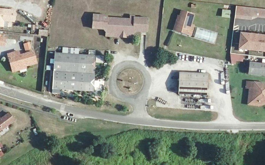 Vue aérienne du Rond-point anonyme n°232766589