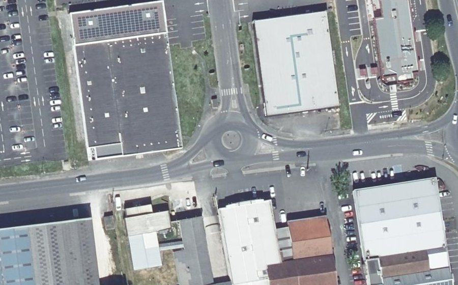 Vue aérienne du Rond-point anonyme n°232778525