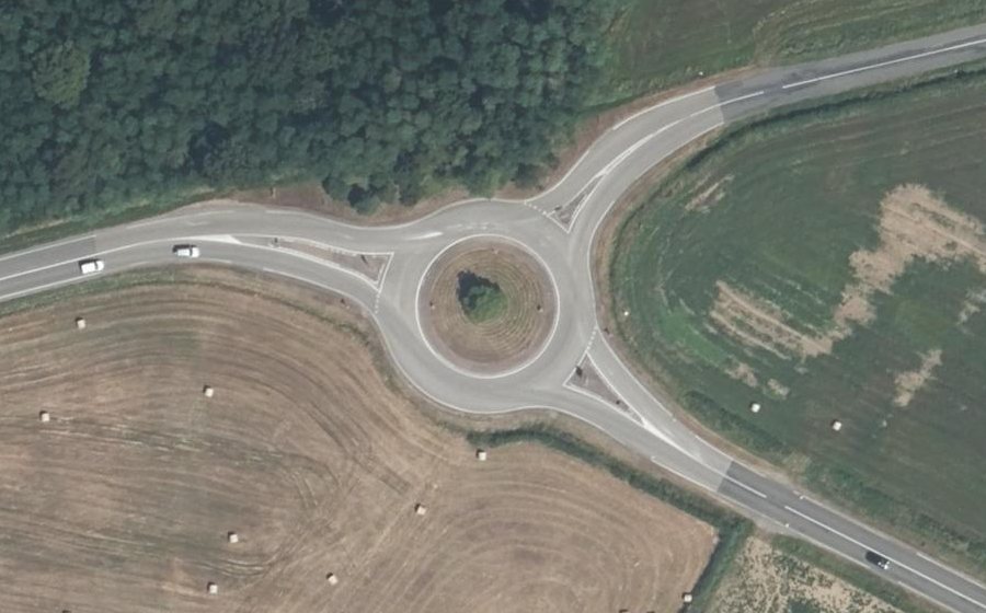 Vue aérienne du Rond-point anonyme n°232797886