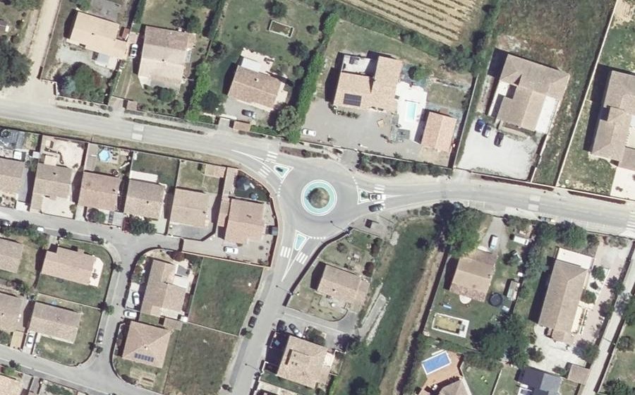 Vue aérienne du Rond-point anonyme n°232801174