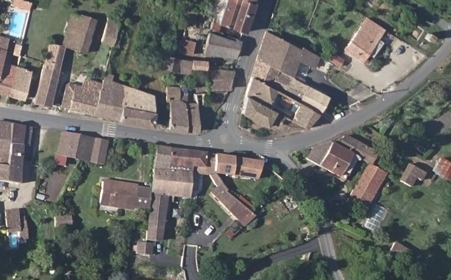 Vue aérienne du Rond-point anonyme n°232830968