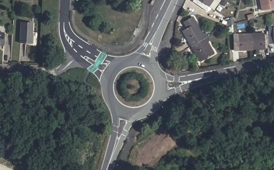 Vue aérienne du Rond-point anonyme n°23283218
