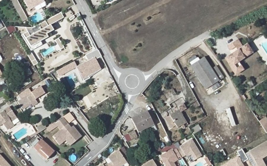 Vue aérienne du Rond-point anonyme n°232888747