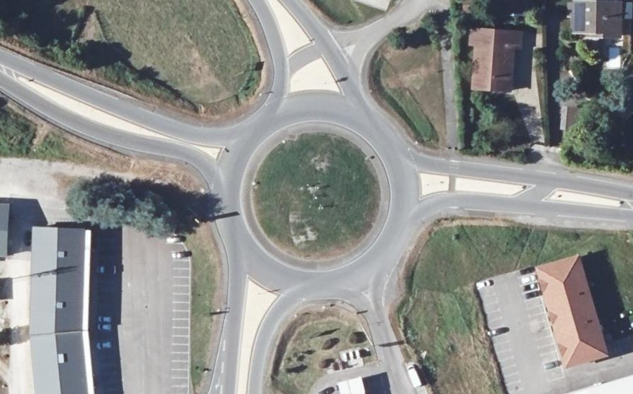 Vue aérienne du Rond-point anonyme n°232919716