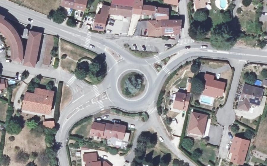 Vue aérienne du Rond-point anonyme n°232919717