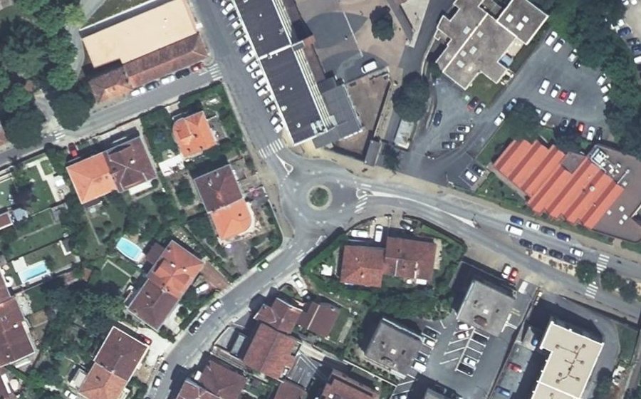 Vue aérienne du Rond-point anonyme n°232921623