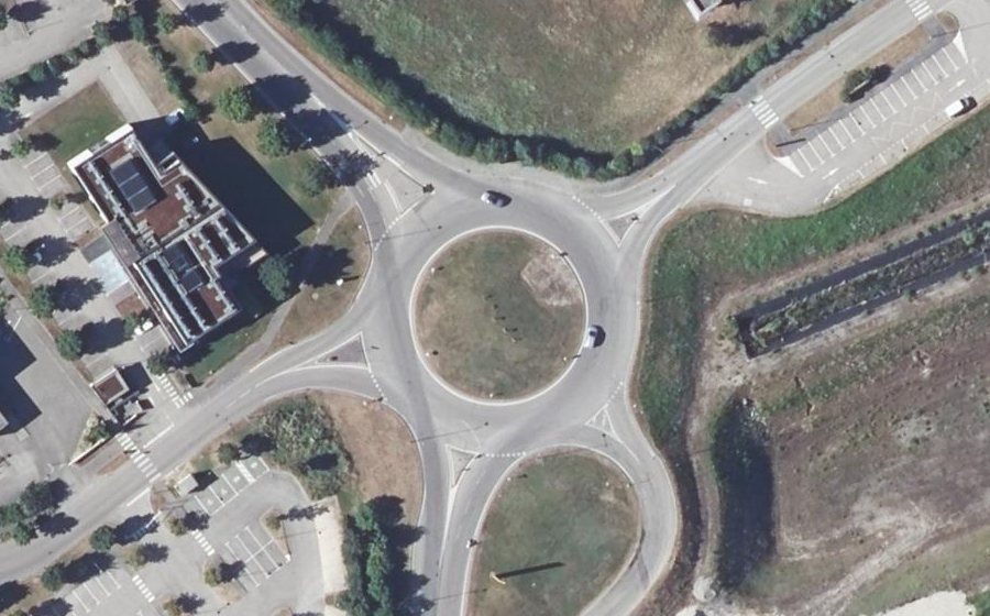 Vue aérienne du Rond-point anonyme n°232926410