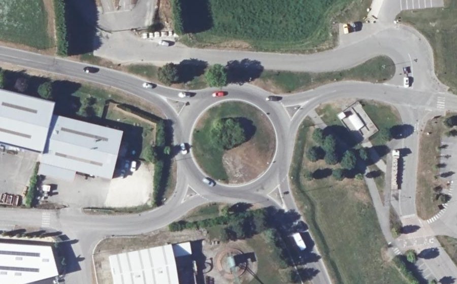 Vue aérienne du Rond-point anonyme n°232926420
