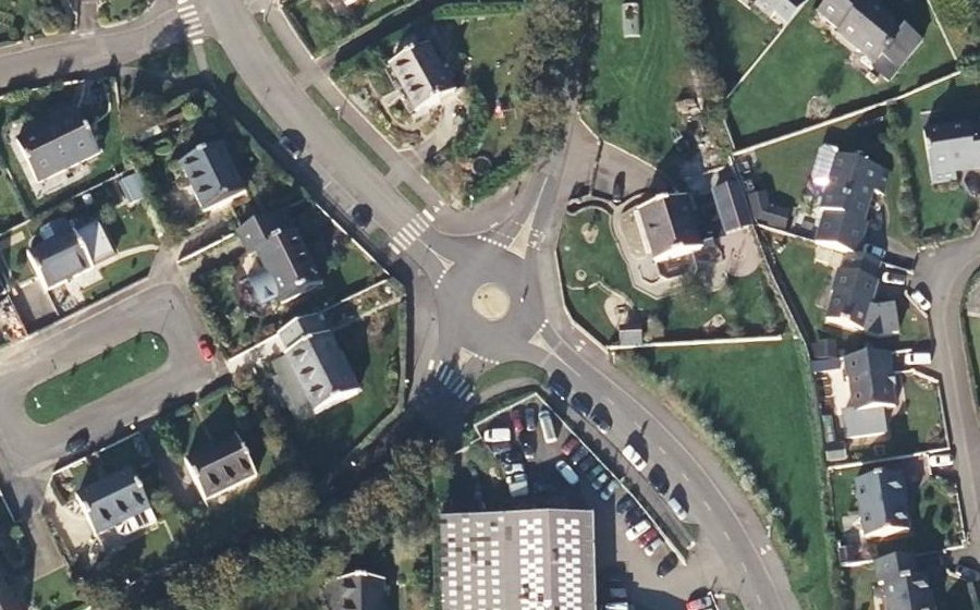 Vue aérienne du Rond-point anonyme n°232932512