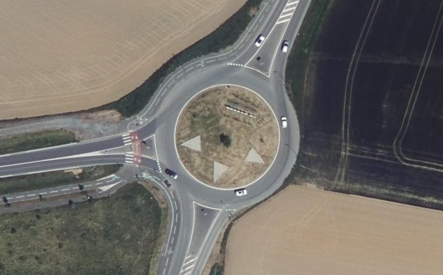 Vue aérienne du Rond-point anonyme n°233039072