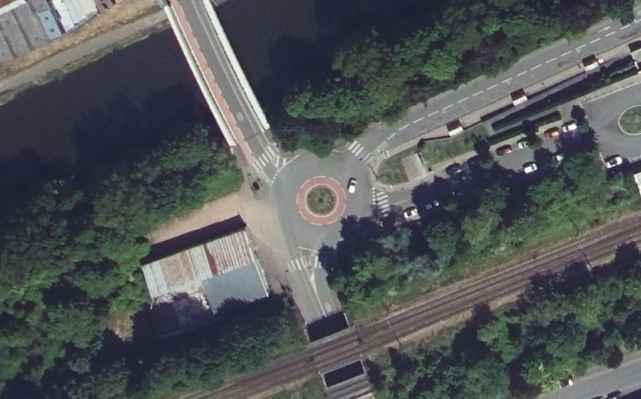 Vue aérienne du Rond-point anonyme n°233045064