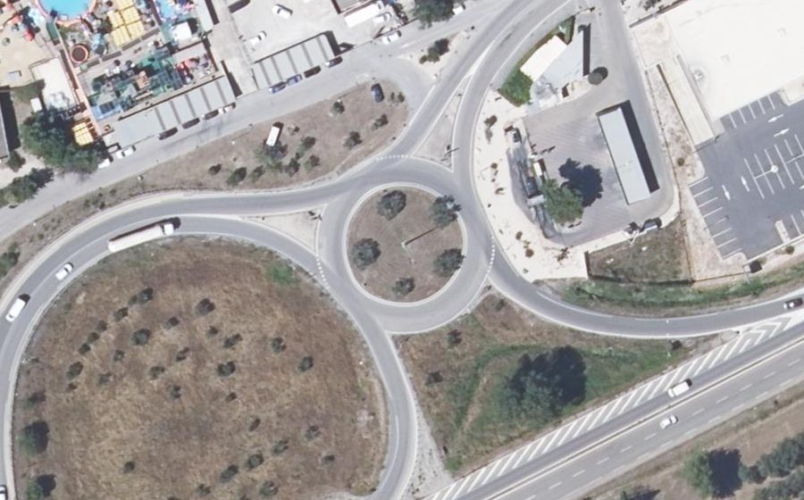 Vue aérienne du Rond-point anonyme n°233050660