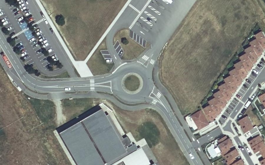 Vue aérienne du Rond-point anonyme n°233079621