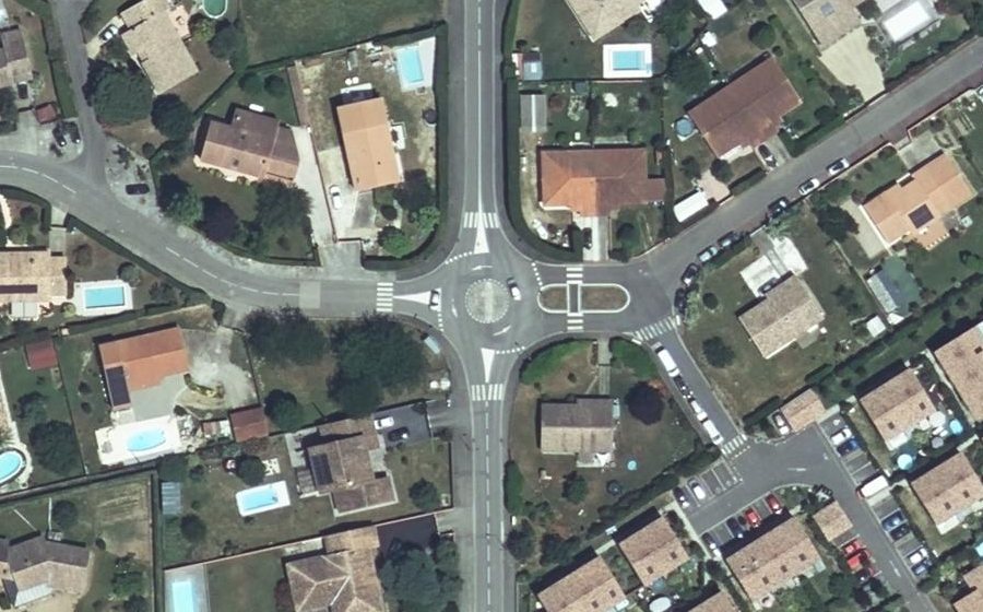 Vue aérienne du Rond-point anonyme n°233079622