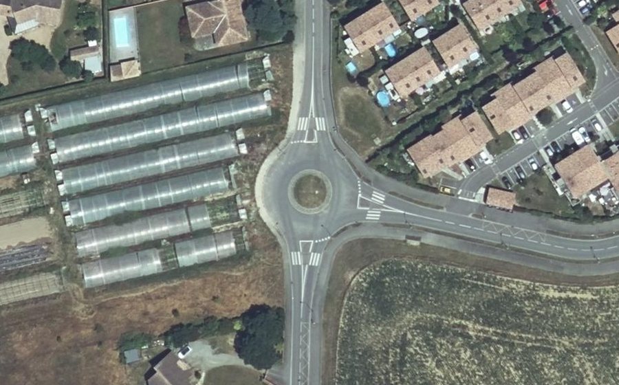 Vue aérienne du Rond-point anonyme n°233079625