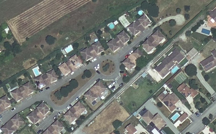 Vue aérienne du Rond-point anonyme n°233086833