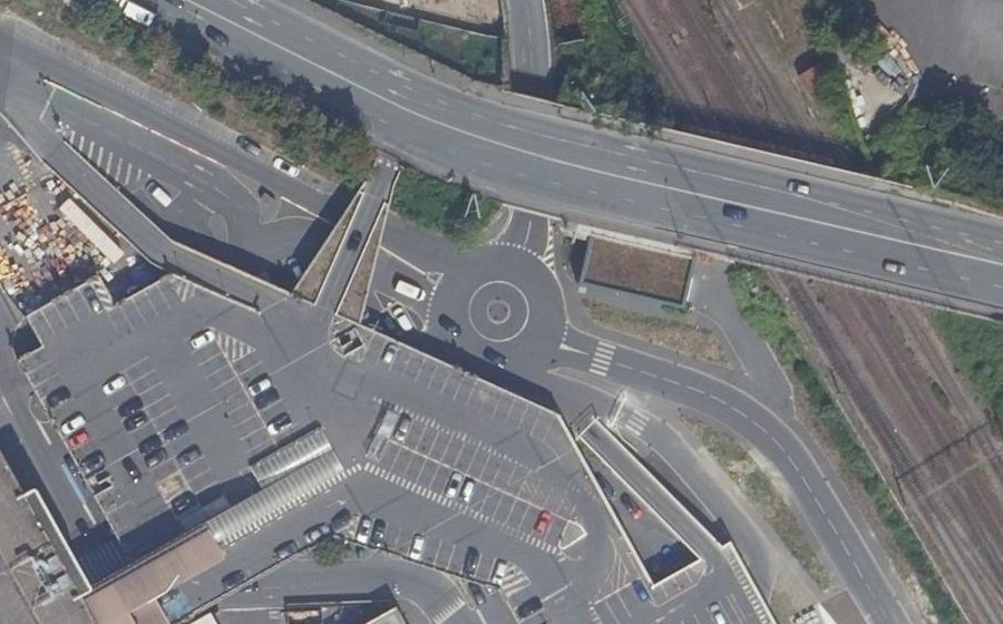 Vue aérienne du Rond-point anonyme n°233152749
