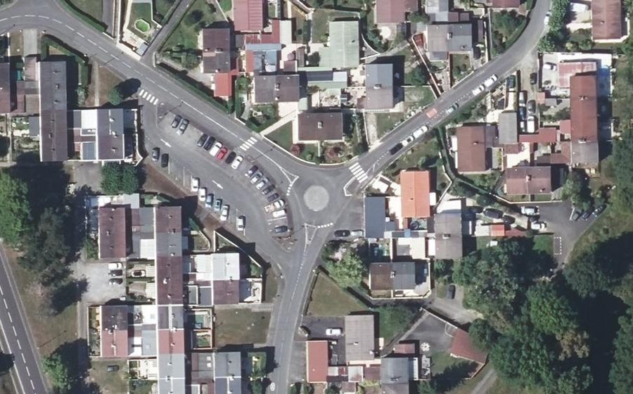 Vue aérienne du Rond-point anonyme n°233154504