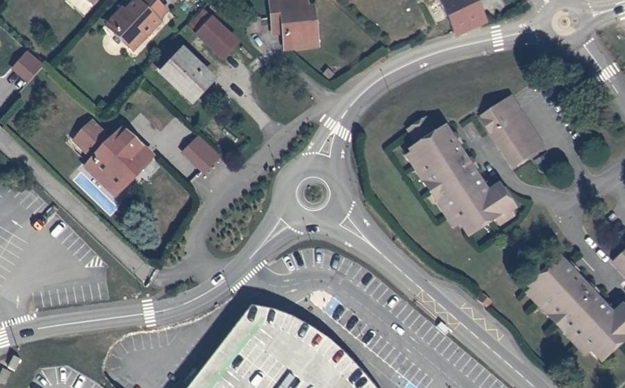 Vue aérienne du Rond-point anonyme n°233155047