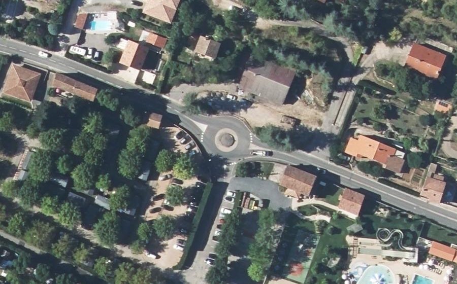 Vue aérienne du Rond-point anonyme n°233173507