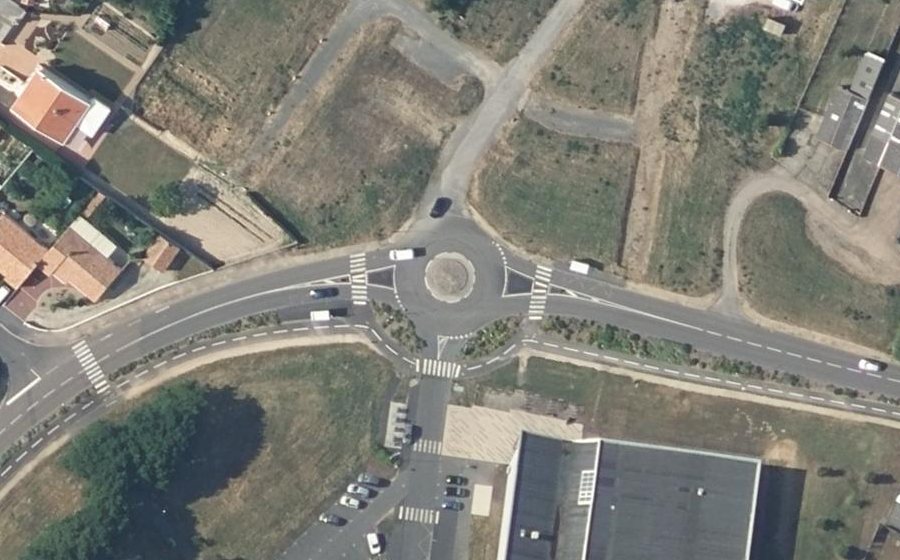 Vue aérienne du Rond-point anonyme n°233190755