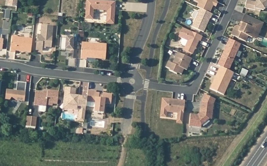 Vue aérienne du Rond-point anonyme n°233190756