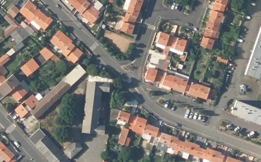 Vue aérienne du Rond-point anonyme n°233190757