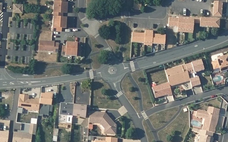 Vue aérienne du Rond-point anonyme n°233190769