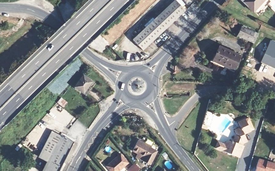 Vue aérienne du Rond-point anonyme n°233201332