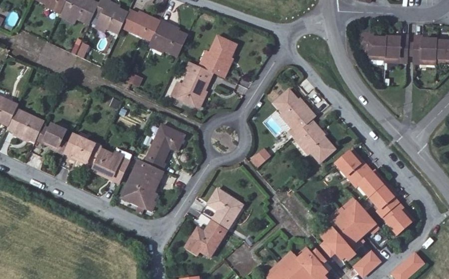 Vue aérienne du Rond-point anonyme n°233205533