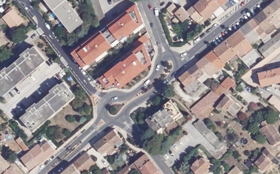 Vue aérienne du Rond-point anonyme n°233226553