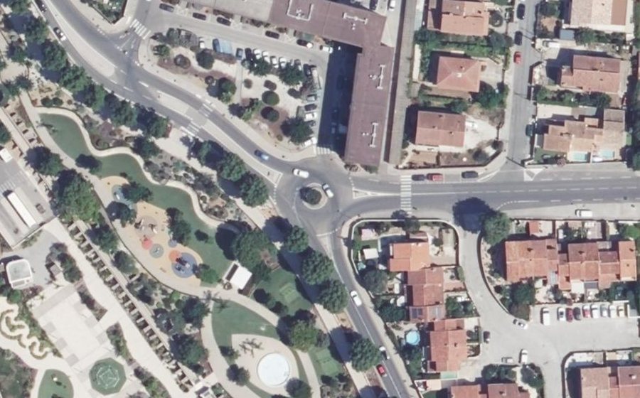 Vue aérienne du Rond-point anonyme n°233244937