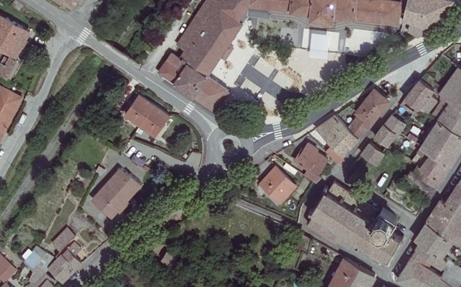 Vue aérienne du Rond-point anonyme n°233269292