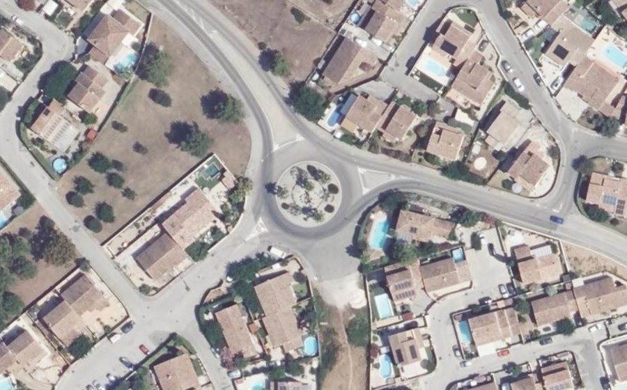 Vue aérienne du Rond-point anonyme n°233282328