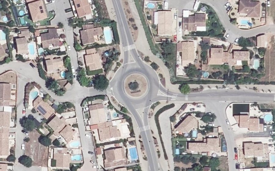 Vue aérienne du Rond-point anonyme n°233334576