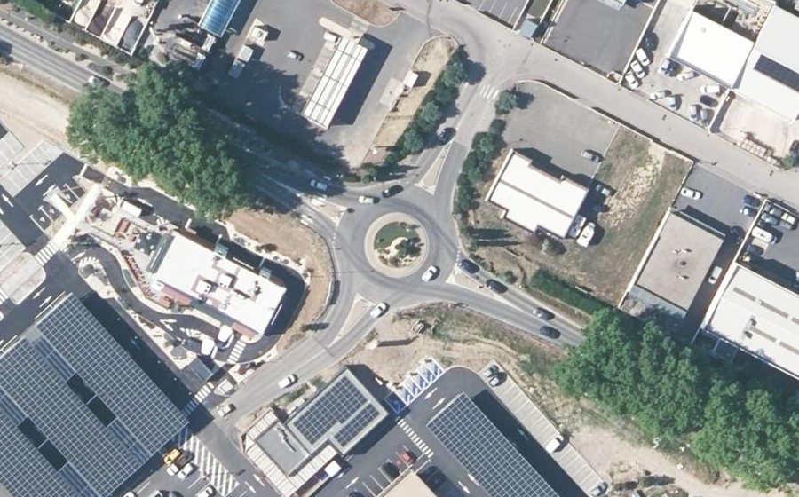 Vue aérienne du Rond-point anonyme n°233351381
