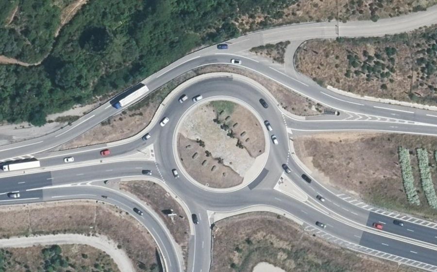 Vue aérienne du Rond-point anonyme n°233363847