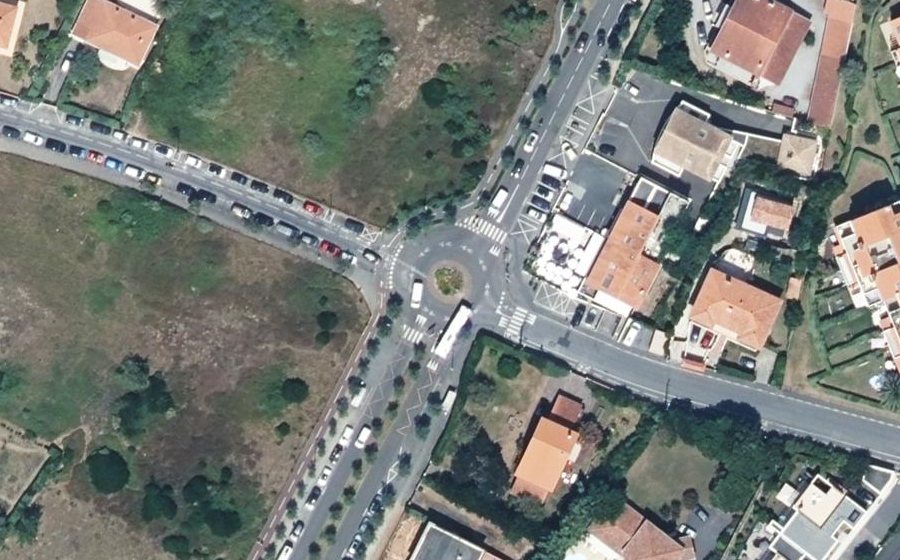 Vue aérienne du Rond-point anonyme n°233375089